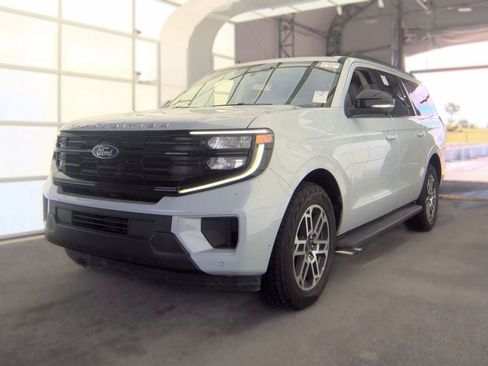 Used 2025 Ford Expedition Max Active AWD/4WD image 3