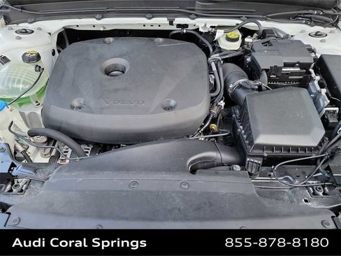 Used 2020 Volvo XC40 T4 Momentum image 9