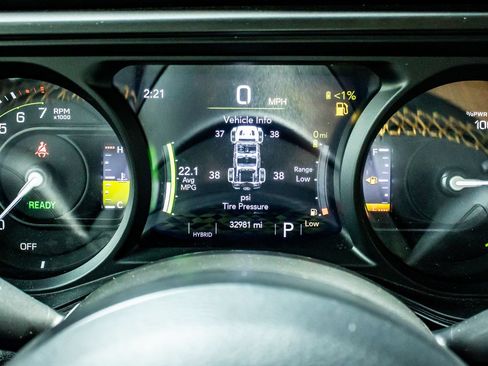 Used 2024 Jeep Wrangler Unlimited AWD/4WD image 18