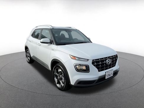 Used 2025 Hyundai Venue SEL image 3