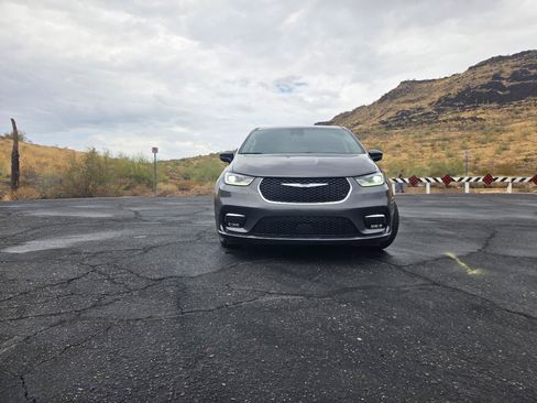 Used 2023 Chrysler Pacifica Touring-L FWD image 3