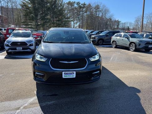 Used 2024 Chrysler Pacifica Touring-L image 8