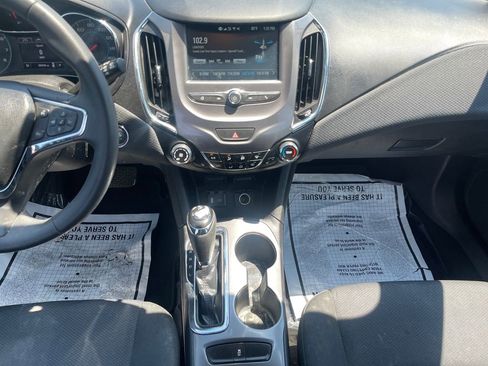 Used 2018 Chevrolet Cruze LT w/ Convenience Package FWD image 25