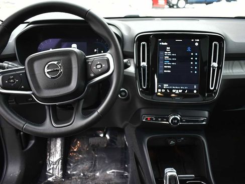 Used 2025 Volvo XC40 B5 Core image 13