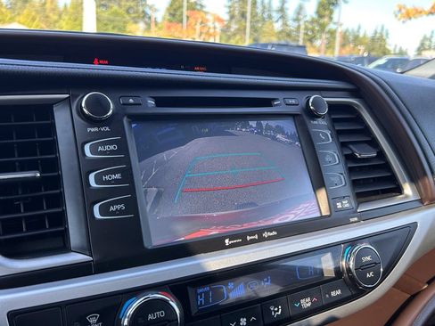 Used 2019 Toyota Highlander XLE AWD/4WD image 13