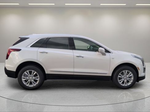 New 2025 Cadillac XT5 Luxury image 2