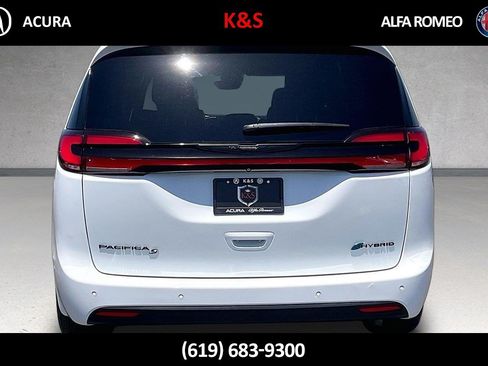 Used 2022 Chrysler Pacifica Limited w/ Uconnect Theater Family Group FWD image 31