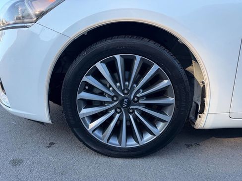 Used 2017 Kia Cadenza Premium w/ Luxury Package FWD image 9
