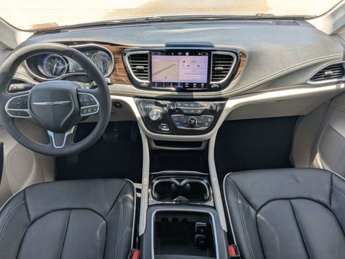 Used 2023 Chrysler Pacifica Limited FWD image 19