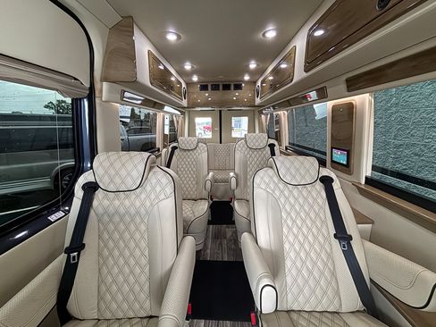 Used 2021 Mercedes-Benz Sprinter 2500 image 3