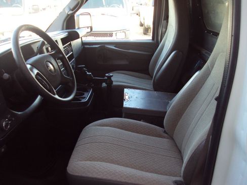 Used 2010 Chevrolet Express 1500 AWD image 17