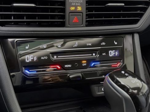 Used 2025 Volkswagen Jetta SE FWD image 17