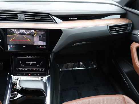 Used 2022 Audi e-tron Premium Plus w/ Premium Plus Package image 49