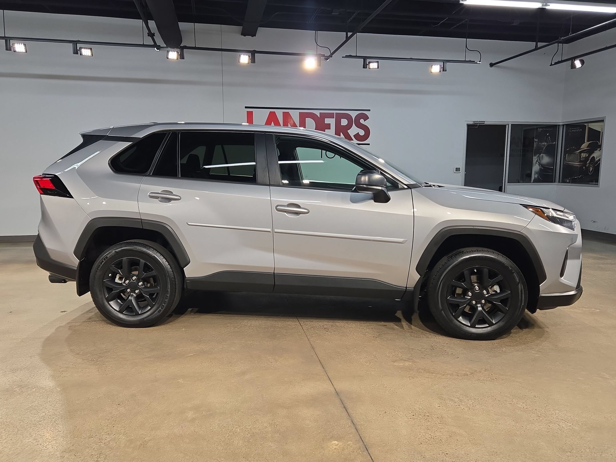 Used 2023 Toyota RAV4 LE AWD/4WD image 8