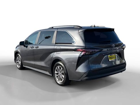 Used 2025 Toyota Sienna XLE image 3