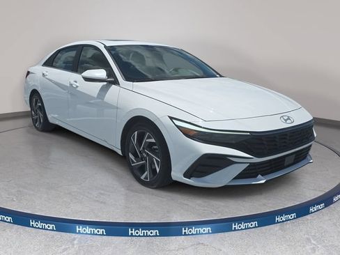 Used 2025 Hyundai Elantra SEL FWD image 4