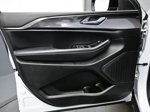 Used 2023 Jeep Grand Cherokee L Laredo image 9