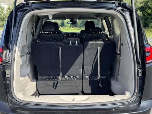 Used 2024 Chrysler Pacifica Touring-L FWD image 31