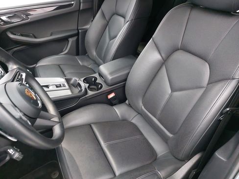 Certified 2023 Porsche Macan image 17