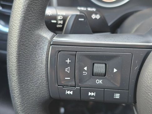 Used 2023 Nissan Rogue S image 15