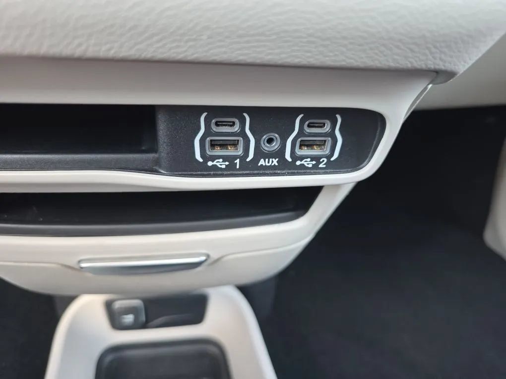 Used 2023 Chrysler Pacifica Touring-L FWD image 33