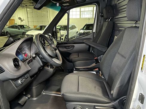 Used 2025 Mercedes-Benz Sprinter 2500 image 23