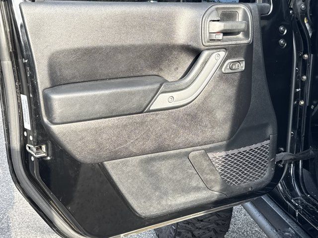 Used 2015 Jeep Wrangler Unlimited Rubicon w/ Connectivity Group AWD/4WD image 13