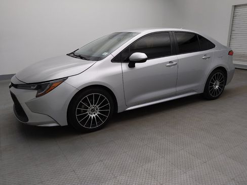 Used 2020 Toyota Corolla LE FWD image 2