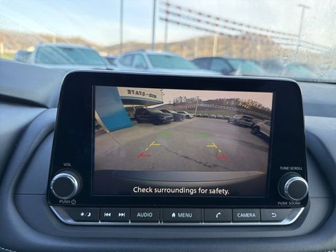 Used 2025 Nissan Rogue SV FWD image 25