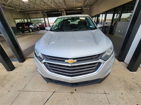 Used 2018 Chevrolet Equinox LT FWD image 2