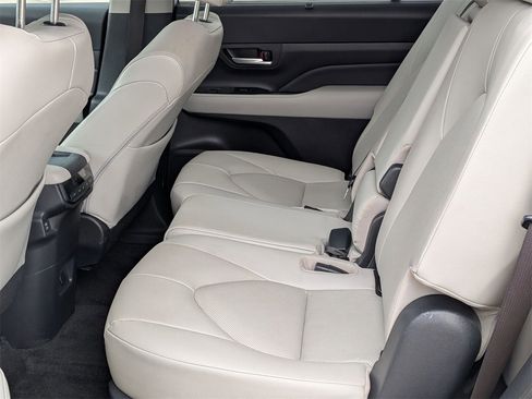 Used 2024 Toyota Grand Highlander XLE image 23