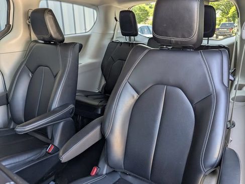 Used 2023 Chrysler Pacifica Touring-L FWD image 26