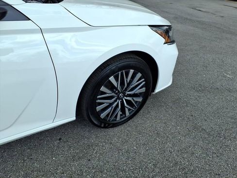 Used 2025 Nissan Altima 2.5 SV image 11