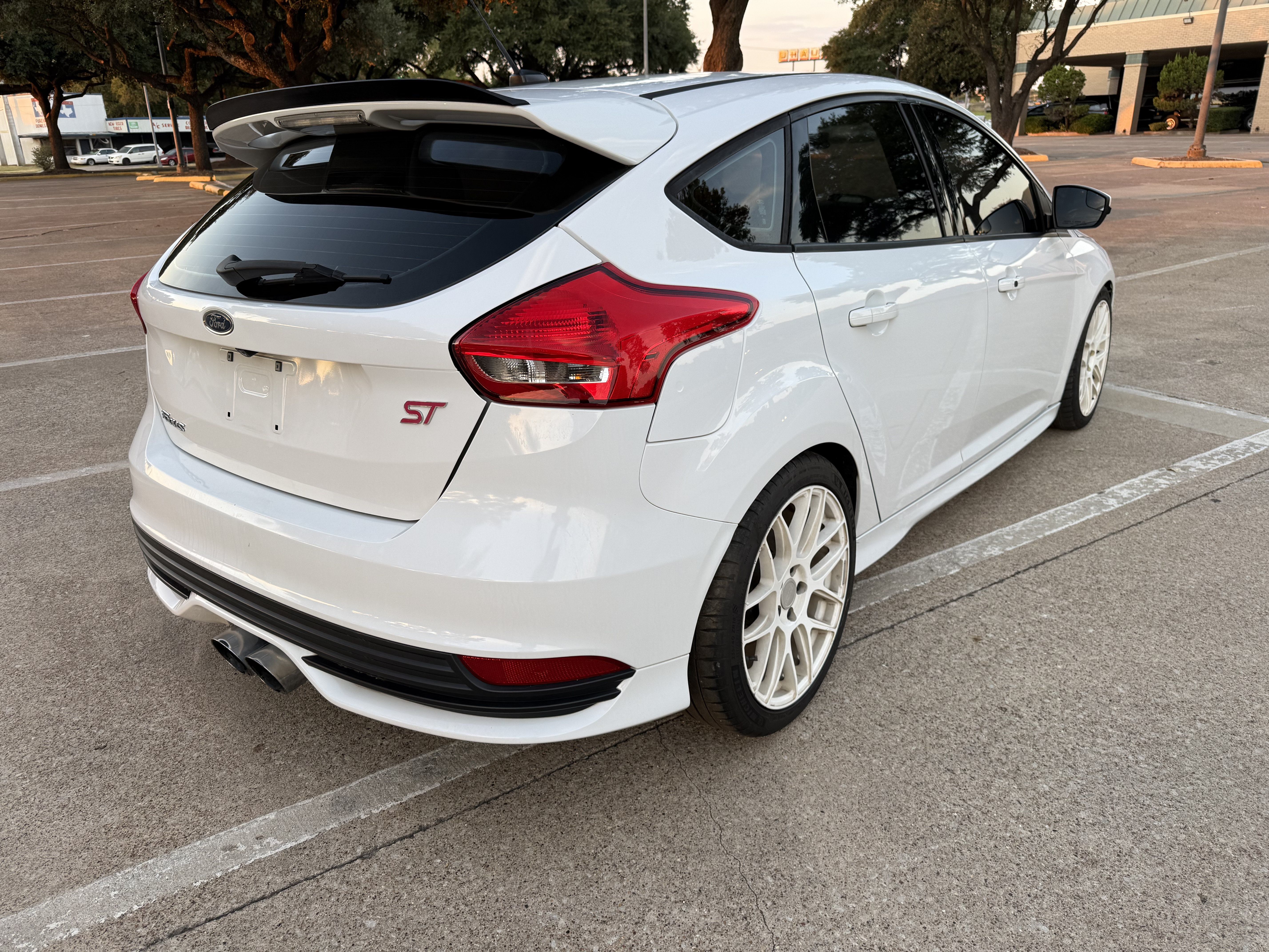 Used 2018 Ford Focus ST FWD image 5