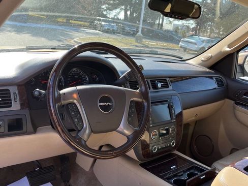 Used 2011 GMC Yukon XL Denali image 11