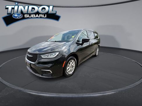Used 2023 Chrysler Pacifica Touring-L FWD image 4