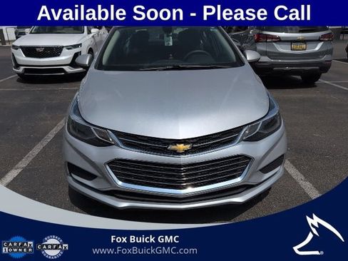 Used 2017 Chevrolet Cruze LT w/ Convenience Package FWD image 2