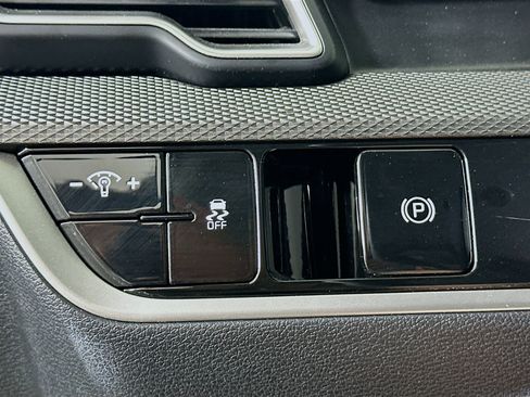 Used 2025 Kia Sportage LX image 16