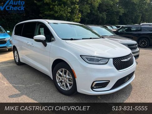 Used 2023 Chrysler Pacifica Touring-L FWD image 2