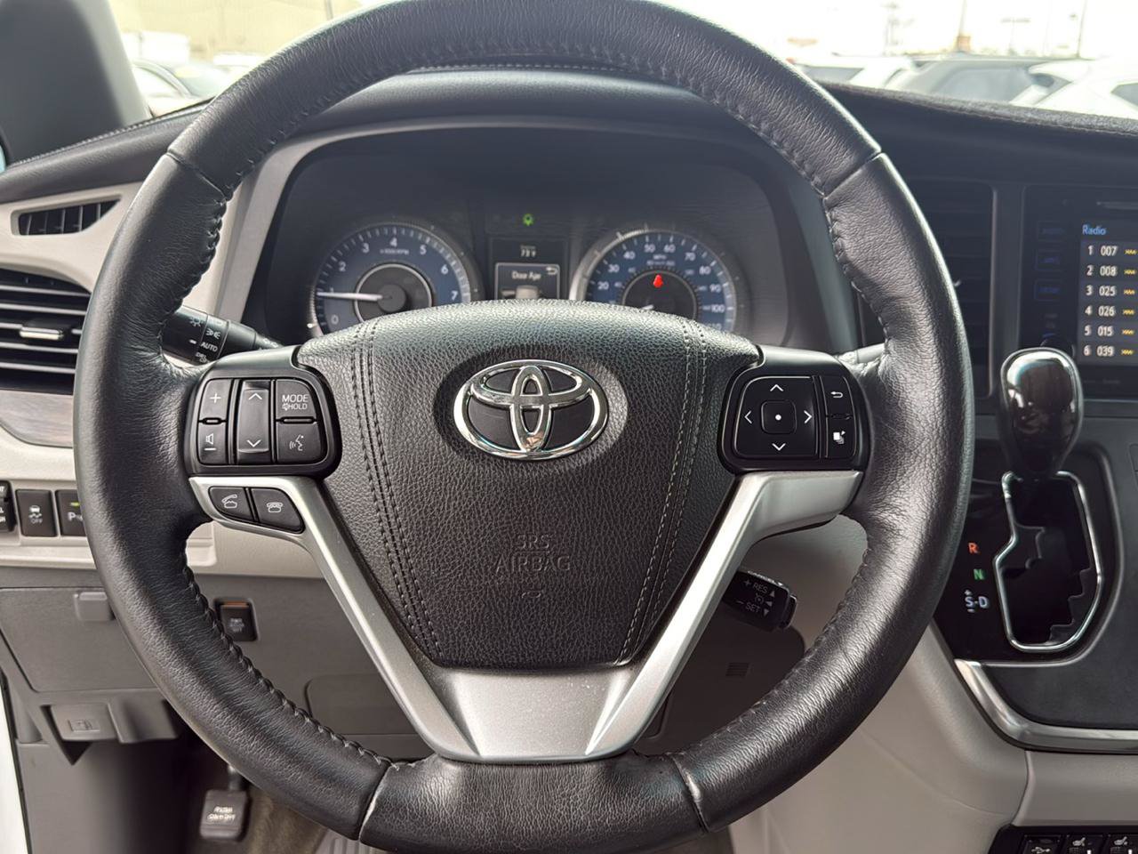Used 2017 Toyota Sienna XLE w/ XLE Navigation Package FWD image 21