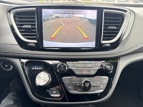 Used 2024 Chrysler Pacifica Touring FWD image 20