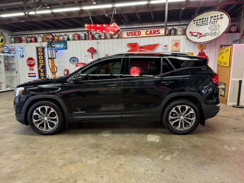 Used 2018 GMC Terrain SLT w/ Preferred Package FWD image 2