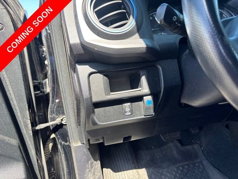 Used 2017 Toyota Tacoma TRD Off-Road AWD/4WD image 18