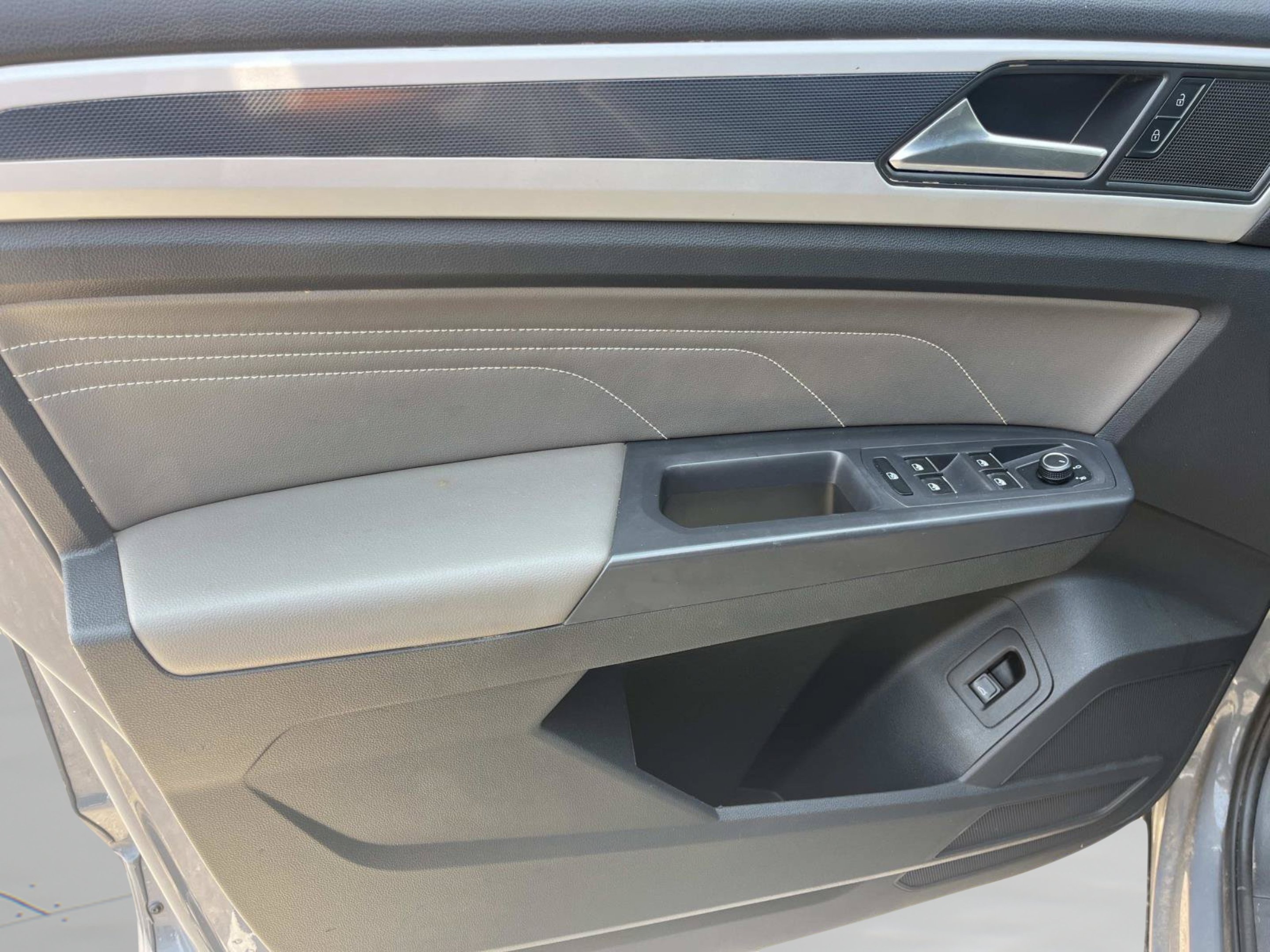 Used 2021 Volkswagen Atlas Cross Sport SE w/ Panoramic Sunroof Package FWD image 26