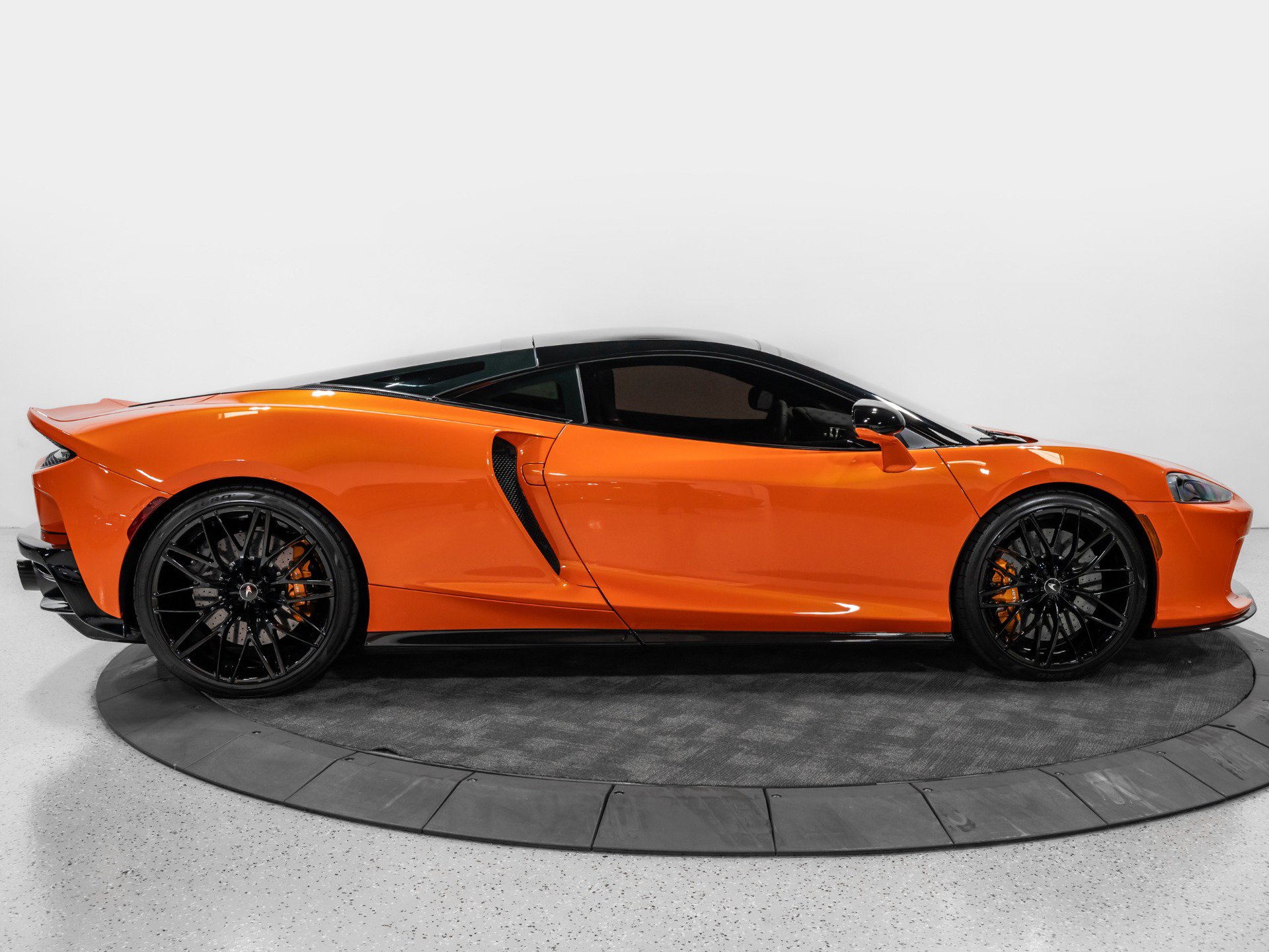 Used 2023 McLaren GT RWD image 9