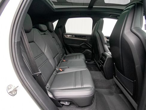 Used 2025 Porsche Cayenne S AWD/4WD image 17