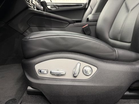 Certified 2025 Porsche Macan image 32
