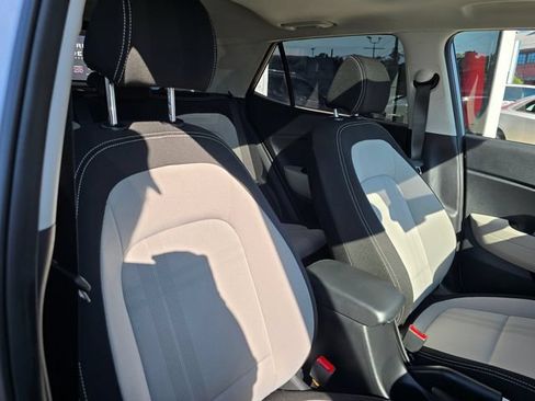 Used 2025 Hyundai Venue SEL FWD image 41