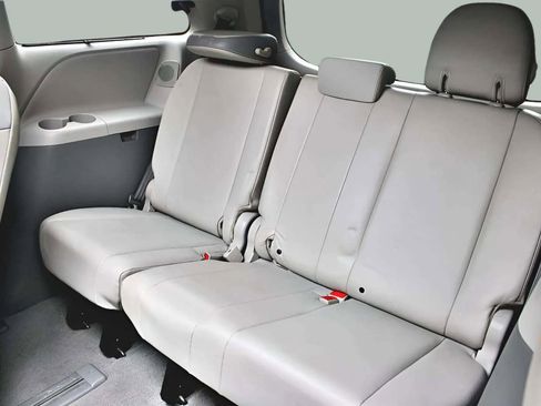 Used 2011 Toyota Sienna Limited image 34