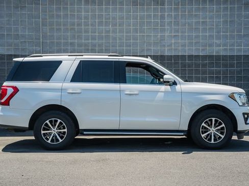 Used 2018 Ford Expedition XLT w/ Equipment Group 202A AWD/4WD image 4